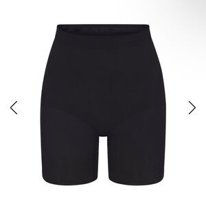 SKIMS NWT mid thigh shorts size XXS in the color onyx